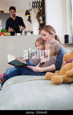 Mutter und zwei Töchter Märchenbuch lesen Stockfoto