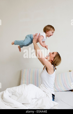 Porträt von Mitte Erwachsene Frau hält ihr einjähriges Babymädchen