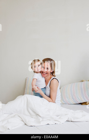 Porträt von Mitte Erwachsene Frau und ihr einjähriges Babymädchen Stockfoto