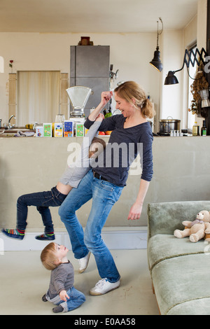 Mitte Erwachsene Mutter mit ihren beiden jungen Töchtern spielen Stockfoto