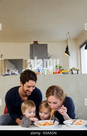 Familie mit zwei Töchtern Spaghetti Essen Stockfoto