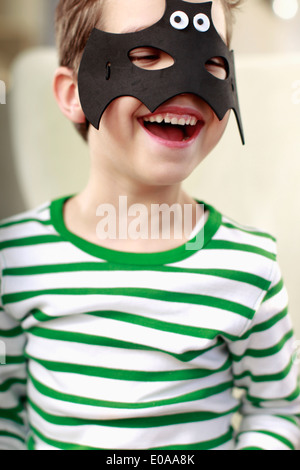 Porträt des jungen in Fledermaus-Maske Stockfoto