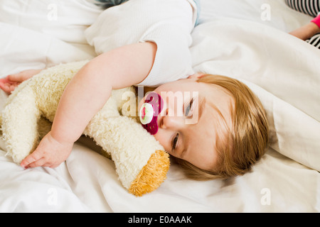 Babymädchen schläft mit Teddybär Stockfoto