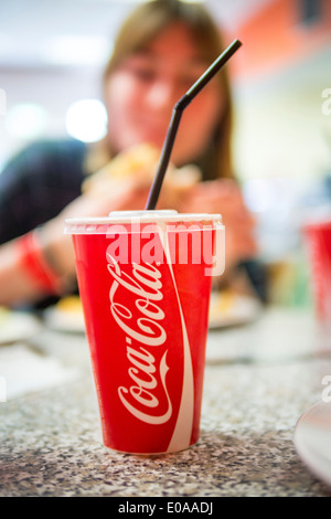 Tasse Coca-Cola-Getränk zum Mitnehmen mit Stroh. Stockfoto