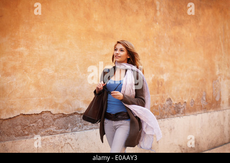 Elegante junge Frau, die Straße schlendern Stockfoto