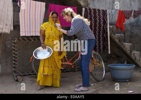 Touristischen zeigt Foto Indianerdorf Frau, Modhera, Gujarat, Indien Stockfoto