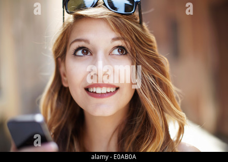 Anspruchsvolle junge Frau blickte auf Straße Stockfoto