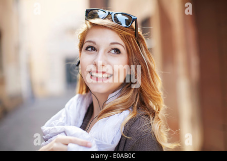 Anspruchsvolle junge Frau blickt zurück auf die Straße Stockfoto