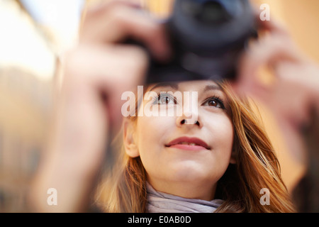 Nahaufnahme von junge Frau mit Digitalkamera fotografieren Stockfoto