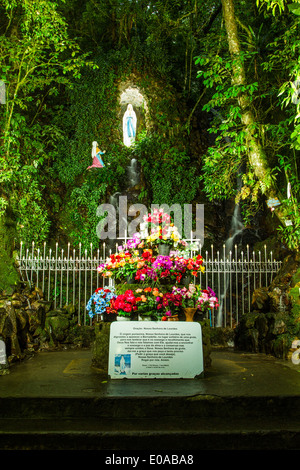 Denkmal zu Ehren von Nossa Senhora de Lourdes. Angelina, Santa Catarina, Brasilien. Stockfoto