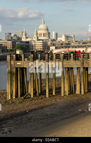 Skyline von London über die Themse vom Südufer gesehen. Stockfoto