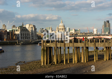 Skyline von London über die Themse vom Südufer gesehen. Stockfoto