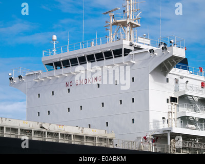 Cargo Schiff vor Anker im Hafen, Seitenansicht des Schiffs Überbau Stockfoto