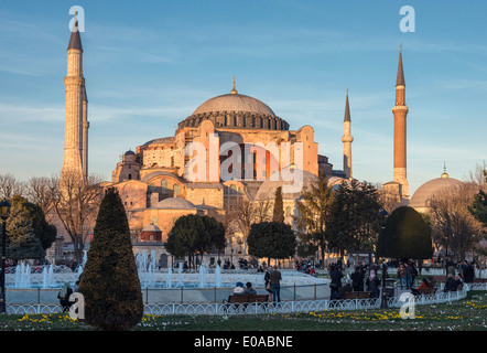 Späten Nachmittag Licht flutet die Kuppeln und Minarette der Aya Sofya, Sultanahmet, Istanbul, Türkei Stockfoto