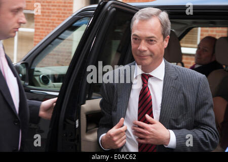 London, 7. Mai 2014. Der UKIP Nigel Farrage gelangt über einen Hintereingang wie Antirassismus Demonstranten außerhalb der Emmanuel Centre in Westminster zu demonstrieren, wie Ticketinhaber, vor seiner Ankunft an ihrer London-Kundgebung in die Warteschlange. Bildnachweis: Paul Davey/Alamy Live-Nachrichten Stockfoto