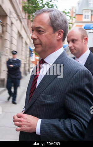 London, 7. Mai 2014. Der UKIP Nigel Farrage gelangt über einen Hintereingang wie Antirassismus Demonstranten außerhalb der Emmanuel Centre in Westminster zu demonstrieren, wie Ticketinhaber, vor seiner Ankunft an ihrer London-Kundgebung in die Warteschlange. Bildnachweis: Paul Davey/Alamy Live-Nachrichten Stockfoto