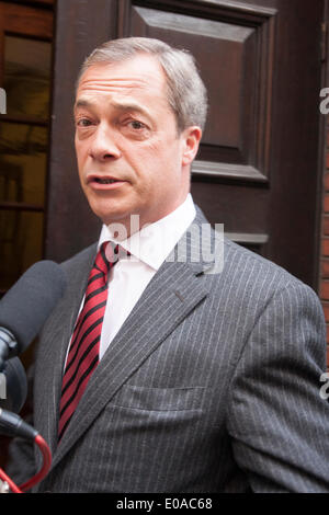 London, 7. Mai 2014. Der UKIP Nigel Farrage gelangt über einen Hintereingang wie Antirassismus Demonstranten außerhalb der Emmanuel Centre in Westminster zu demonstrieren, wie Ticketinhaber, vor seiner Ankunft an ihrer London-Kundgebung in die Warteschlange. Bildnachweis: Paul Davey/Alamy Live-Nachrichten Stockfoto