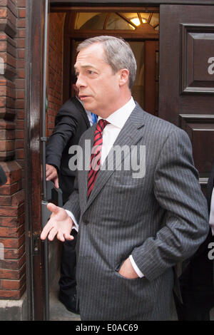 London, 7. Mai 2014. Der UKIP Nigel Farrage gelangt über einen Hintereingang wie Antirassismus Demonstranten außerhalb der Emmanuel Centre in Westminster zu demonstrieren, wie Ticketinhaber, vor seiner Ankunft an ihrer London-Kundgebung in die Warteschlange. Bildnachweis: Paul Davey/Alamy Live-Nachrichten Stockfoto