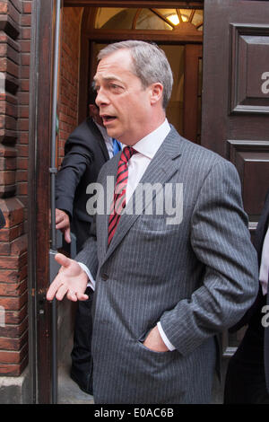 London, 7. Mai 2014. Der UKIP Nigel Farrage gelangt über einen Hintereingang wie Antirassismus Demonstranten außerhalb der Emmanuel Centre in Westminster zu demonstrieren, wie Ticketinhaber, vor seiner Ankunft an ihrer London-Kundgebung in die Warteschlange. Bildnachweis: Paul Davey/Alamy Live-Nachrichten Stockfoto