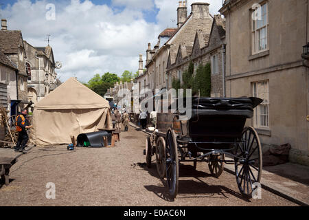 Corsham, Wiltshire, Großbritannien. Mai 2014. Die High Street von Corsham wird für die Dreharbeiten des neuen BBC-Dramas Poldark in Cornwall aus dem 18. Jahrhundert umgewandelt. England, Großbritannien Stockfoto