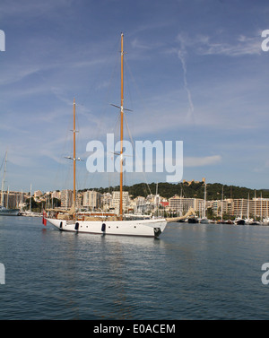 Luxus auf Mallorca - Luxus-Segelyacht / Superyacht vorbei an historischen Belver Burg, Palma, Palma Paseo Maritimo + Häfen Stockfoto