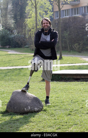 Porträt des Mannes mit Prothese Bein im park Stockfoto