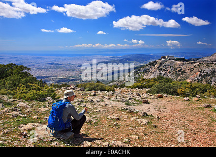 Panoramablick auf Athen vom Berg Parnitha, Attika, Griechenland. Auf der rechten Seite sehen Sie Mont Parnes Casino. Stockfoto