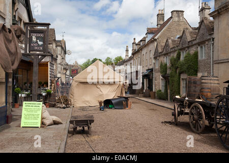 Corsham, Wiltshire, Großbritannien. Mai 2014. Die High Street von Corsham wird für die Dreharbeiten des neuen BBC-Dramas Poldark in Cornwall aus dem 18. Jahrhundert umgewandelt. England, Großbritannien Stockfoto