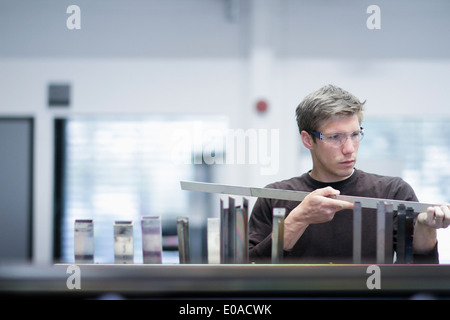 Mitte erwachsenen männlichen Techniker Qualitätsprüfung von Produkten in Maschinenfabrik Stockfoto