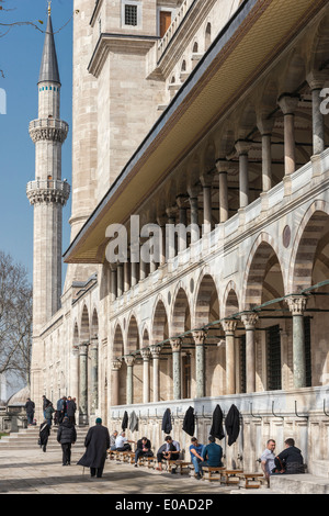 Menschen vor dem Gebet waschen. Außerhalb der Süleymaniye-Moschee im Zentrum von Istanbul, Türkei. Stockfoto