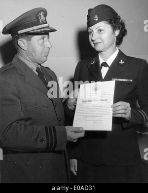 Dieses Bild zeigt Zilda DeCarlo und ihr Naval Reserve Certificate von der US Naval Air Station Los Alamitos. Zilda war Teil der Navy Waves, einer Hilfsanstalt der US Navy während des Zweiten Weltkriegs, die maßgeblich zu Kriegsoperationen beitrug. Stockfoto