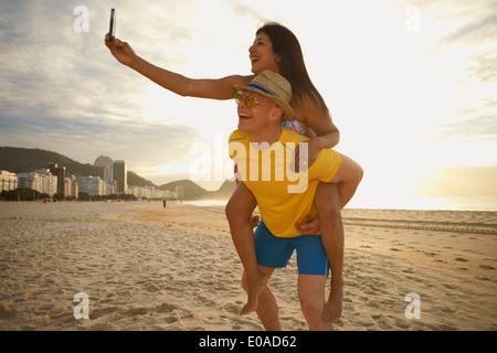 Paar unter Selbstportrait auf Smartphone, die Copacabana, Rio De Janeiro, Brasilien Stockfoto