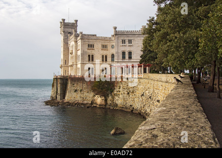 Das Schloss Miramare in Triest, ein 19. Jahrhundert Schloss aus weißem Stein Stockfoto