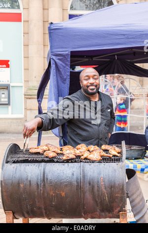Suppen-Verkäufer, würziges Karibik gegrilltes Huhn, Newcastle unter Lyme, Staffordshire, England zu verkaufen. Stockfoto
