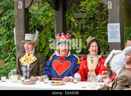 UK, Telford, England 21. Juli 2012. Schauspielern, mad Hatters Tea-Party im Freien, Blists Hill viktorianischen Stadt Stockfoto