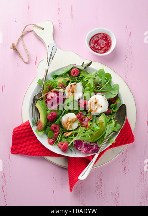 Salat mit Ziegenkäse und Himbeeren Stockfoto