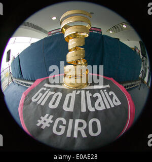 Waterfront Hall, Belfast, UK. 7. Mai 2014. Die Trofeo Sanza feine auf der Giro-Top-Fahrer-Pressekonferenz Live © Bonzo/Alamy Stockfoto