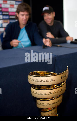 Waterfront Hall, Belfast, UK. 7. Mai 2014. Trofeo Senza Fine in der Front mit Rigoberto Uran, Team Omega Pharma-Quick Step und Cadel Evans Team BMC Racing im Hintergrund auf der Giro-Top-Fahrer-Pressekonferenz Live © Bonzo/Alamy Stockfoto