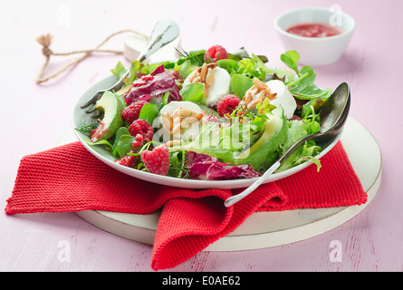 Salat mit Ziegenkäse und Himbeeren Stockfoto