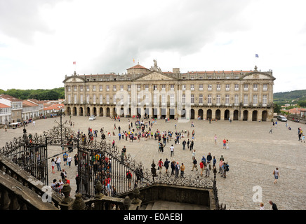 Pilger und Touristen versammeln sich in der Praza Do Obradoiro und auf den Stufen der Santiago Kathedrale. Stockfoto