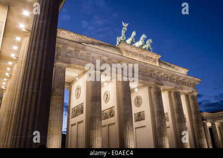 Berlin, Brandenburger Tor, die Quadriga, Daemmerung Stockfoto