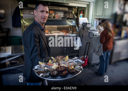 Cafe Turino, Kellner mit Seafood Platter, Place Garibaldi, Nizza - Frankreich, Cote D' Azur Frankreich Nizza - Frankreich Alpes Maritimes Stockfoto