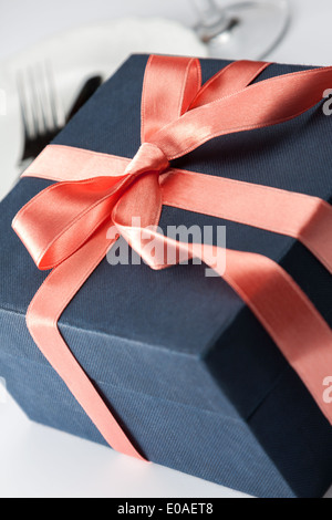 Geschenk-Box in eine dekorative rote Schleife Stockfoto
