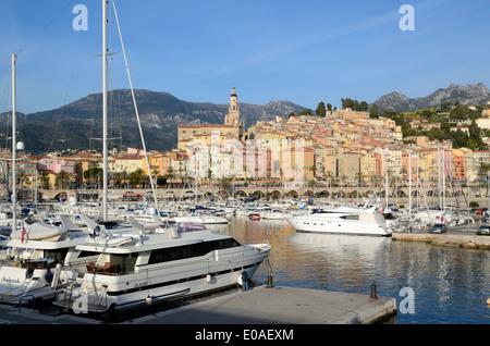 Alte Stadt & Luxus-Yachten in der Marina Yachthafen oder Hafen Menton Alpes-Maritimes, Frankreich Stockfoto