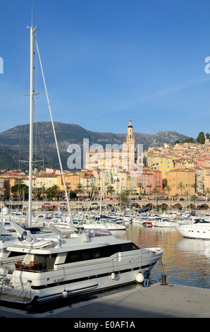 Luxus-Yachten im Hafen oder im Hafen in der Nähe der alten Stadt Menton Alpes-Maritimes Frankreich Stockfoto