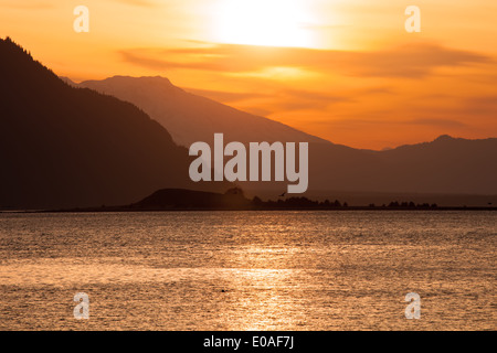 Trübe Himmel bei Sonnenuntergang am Chilkat Einlass in der Nähe von Haines, Alaska. Stockfoto