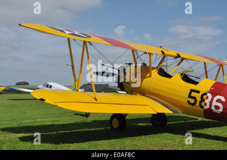 1943 A75N1(PT17) Boeing Stearman, registrierte N74650/586, US Navy Farben Compton Abbas Airfield, Dorset. Stockfoto