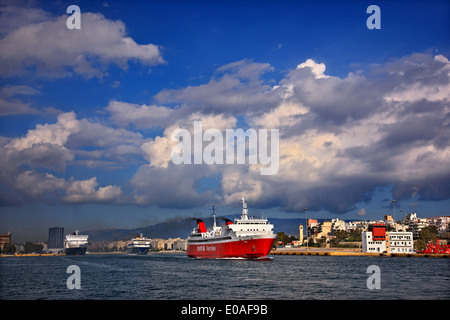 Im Hafen von Piräus, Griechenlands größter Hafen (und eines der größten in Europa), "Tor" zu den Inseln der Ägäis Stockfoto