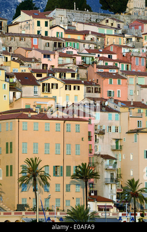 Stadt Häuser in der Altstadt oder die Altstadt von Menton in der Morgendämmerung Alpes-Maritimes Frankreich Stockfoto