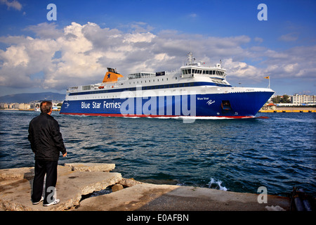 Im Hafen von Piräus, Griechenlands größter Hafen (und eines der größten in Europa), "Tor" zu den Inseln der Ägäis Stockfoto